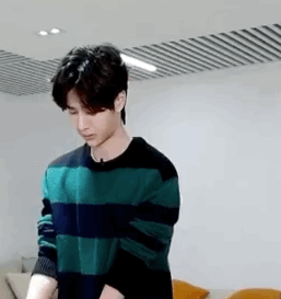 肖战被黑得体无完肤,王一博凭手撕生鸡表情管理失败萌化人心
