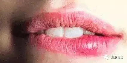 唇色暗,唇纹深抹点它,嘴唇1秒饱满诱人,谁看谁想亲双唇
