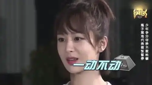 杨紫和任嘉伦用手指支撑瓶子,动都不动一下,表情都凝固
