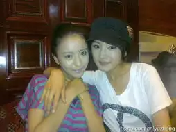 杨幂与众女星合影表情单一爱摆剪刀手
