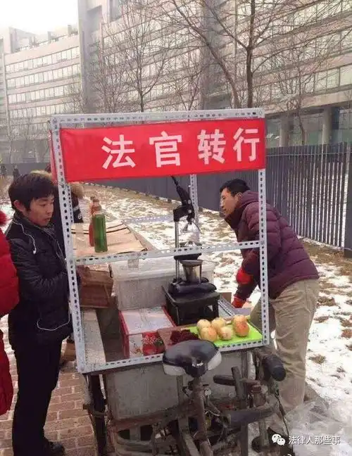 轻松一刻这组法院人的表情包,一定转发到单位群里
