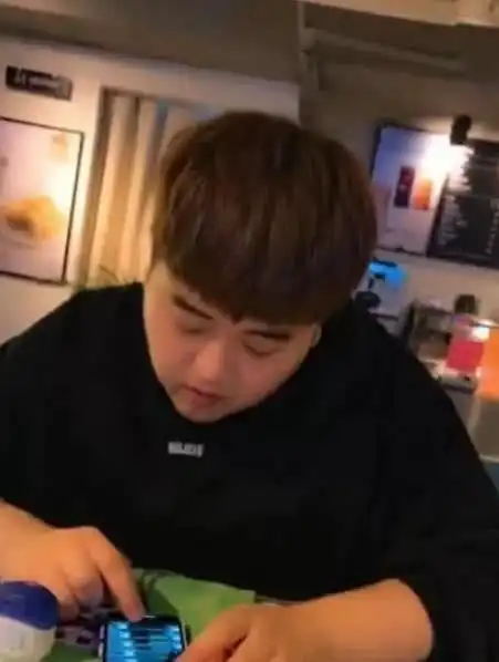 小姐姐网恋奔现,看见本人后悔莫及,网友求教学
