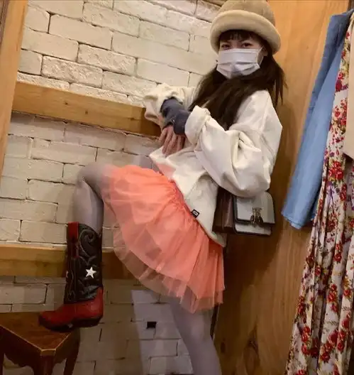 泫雅穿白色卫衣搭粉色欧根纱裙表情古灵精怪可爱满分
