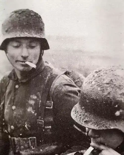 最酷炫的点烟方式,德国士兵举着火焰喷射器,为战友点烟
