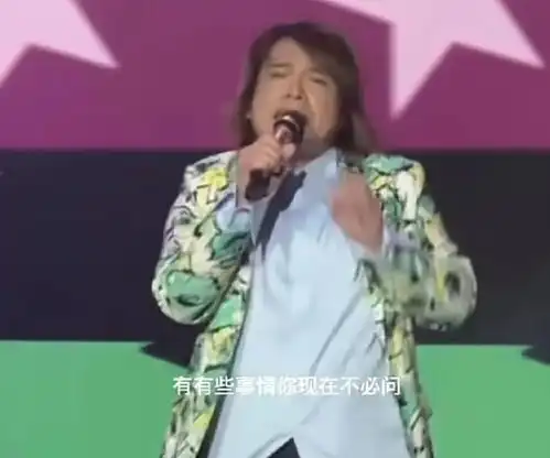 病了伍佰演唱会状态引热议,反季穿衣全程跑调,被嘲歌声似狼嚎
