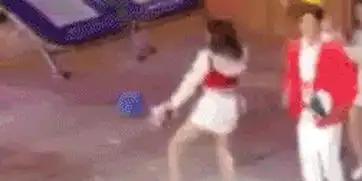 李易峰春晚丢篮球给岳云鹏小岳岳娇羞表情搞笑
