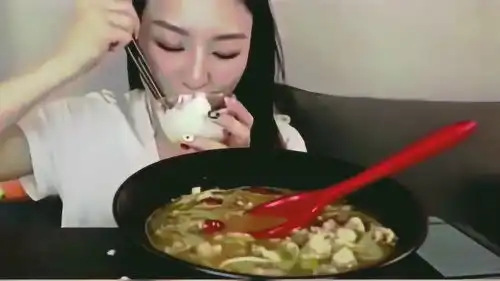 一大碗酸汤肥牛配米饭,小姐姐大口吃的哇哇带劲,看着就过瘾
