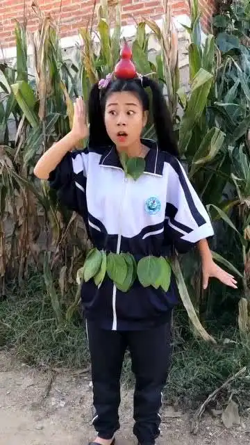 傻妞模仿葫芦娃,水娃的样子太搞笑
