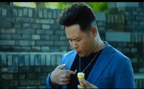 小岳岳吃这个当冰淇淋,美女的表情亮了

