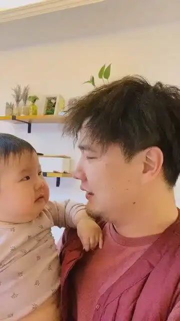 爸爸学宝宝哭泣,可把宝宝吓坏了,下一秒小表情真逗
