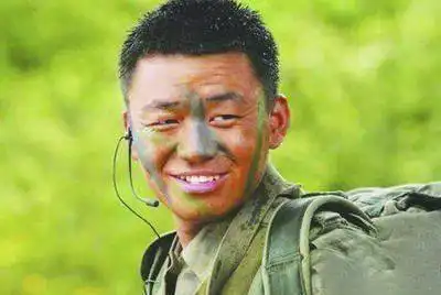 王宝强在第一次见到刘德华时激动地跪下了,刘德华不知所措也回了一个跪
