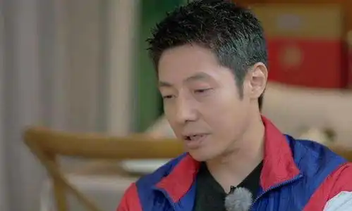 撒贝宁成冬奥火炬手冻到人哆嗦狂哈白气,与丁宁接棒表情兴奋

