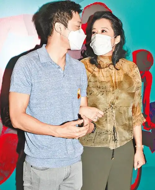霍启刚郭晶晶大秀恩爱,素颜出境不必年轻女演员差,穿着有品味

