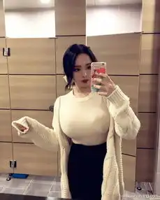 搞笑gif趣图姑娘的表情太让人难以捉摸了
