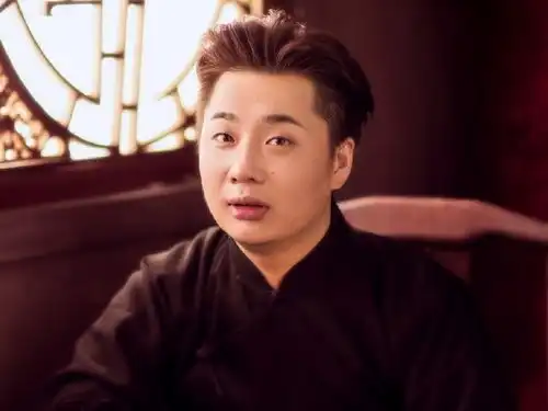 蔡徐坤粉丝又惹事了网暴男艺人致其退圈,拖家带口骂了一天一夜
