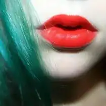 饱满红唇
