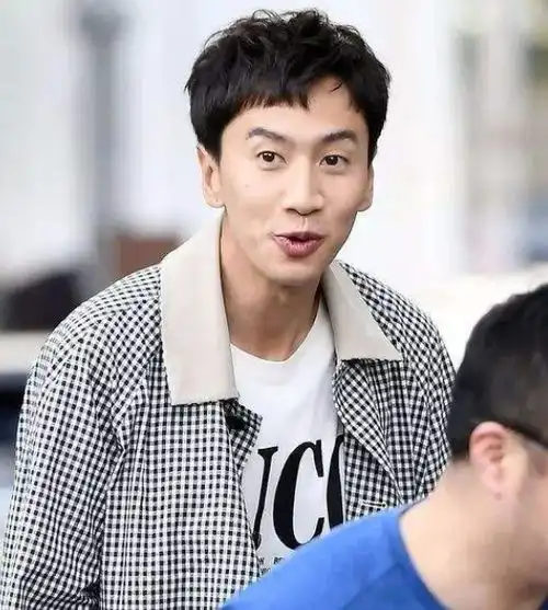 李光洙宣布5月退出韩版跑男,喜爱baby的他,是名副其实的隐形富二代
