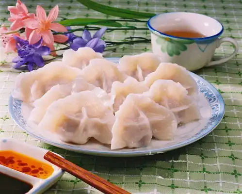 中国人在国外,包个饺子就能卖,一天八小时之外数钱都数不过来
