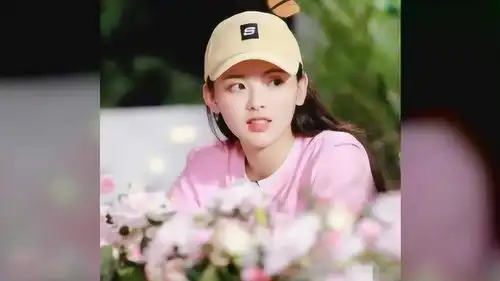 火箭少女告别,杨超越又哭成表情包,心机发言抢走队友热度
