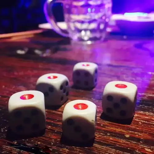 酒吧骰子玩法大全会玩才能少喝
