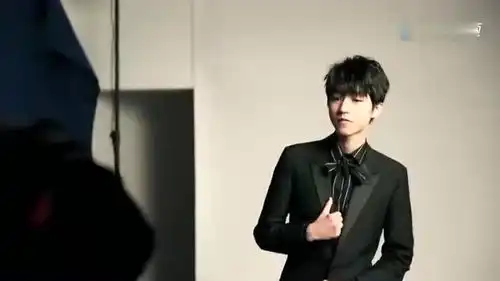 tfboys王俊凯侧拍花絮,可盐可甜的高能团宠,表情太犯规
