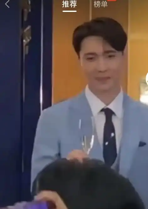 张艺兴活动现场被表白,一本正经地憋笑,下一秒却表情管理失败
