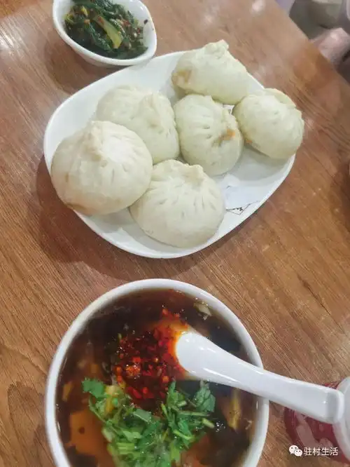 县里早市的烟火气
