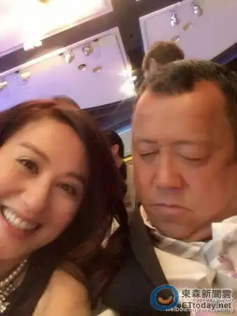 曾志伟义气相挺帮挡酒谭咏麟po照笑乳猪真靠不住
