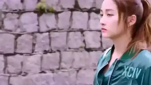美女一脚踢翻水果车,竟用钱打发老奶奶,一副不食人间烟火的表情
