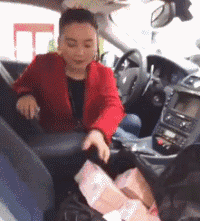 吃饭的时候遇到一个奇葩的服务员,把大家逗笑了

