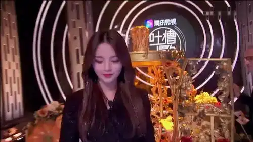 杨超越亮相吐槽大会,队友杨芸晴的表情有点捉摸不透了
