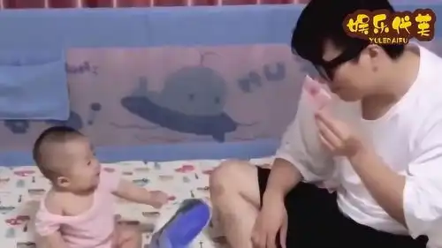 爸爸居然雇佣宝宝给自己扇扇子,没想到宝宝这么听话,表情好搞笑
