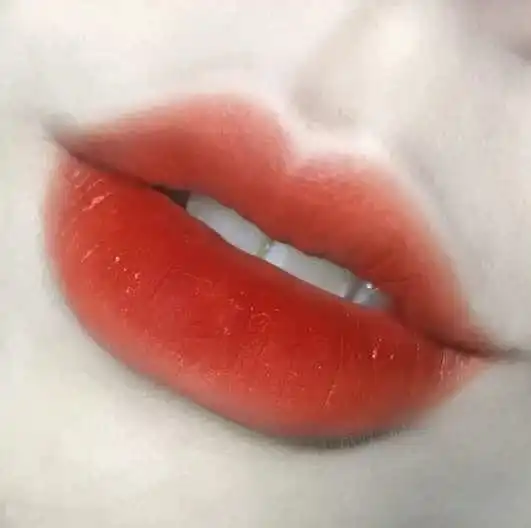好喜欢李若彤的化妆师,这样涂口红太高级太显色了
