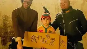 憨豆想逗小孩做着各种搞笑表情,愤怒的小孩给了憨豆一耳光
