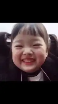这微信表情的小女孩是谁
