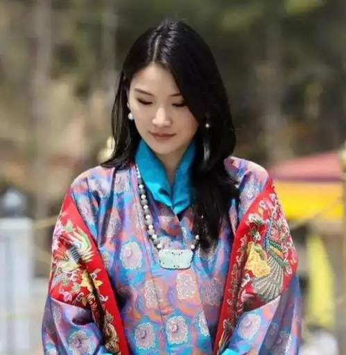 29岁佩玛不食人间烟火大婚时全程表情冷冰冰,替姐出嫁并非本意

