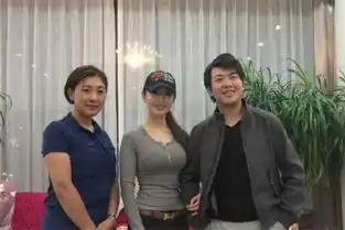 郎朗携新婚妻子回家乡,二人恩爱非常,爱丽丝细腰抢镜身材超好
