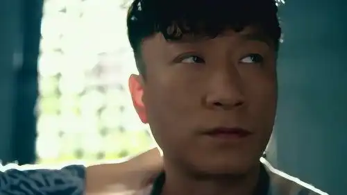 小伙醒来说自己做噩梦了,但看到朋友的表情,不是梦
