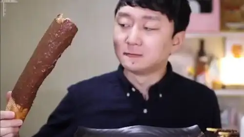 韩国小哥啃巧克力面包棍,一脸都是酱,表情超逗
