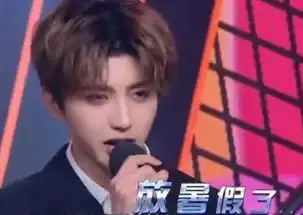 组图蔡徐坤西装革履演绎表情包搞怪同时也不忘耍酷
