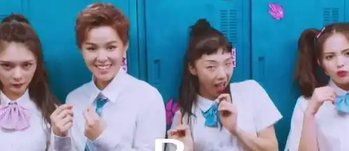 傅菁公开火箭少女校服照,杨芸晴笑成表情包,杨超越全程搞怪
