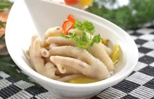 厨师无意间丢进泡菜坛几个鸡爪,让他一年营收10个亿
