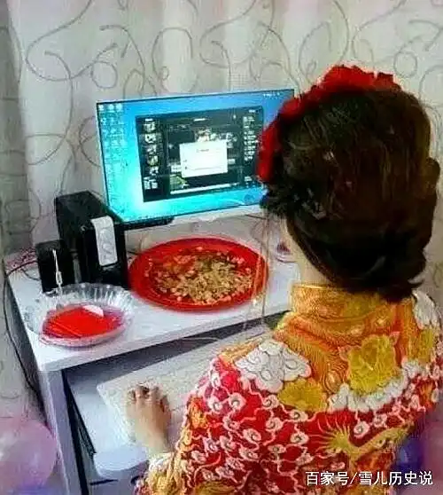 搞笑gif趣图你这是婚后没脱喜服,还是迎队伍没到呢
