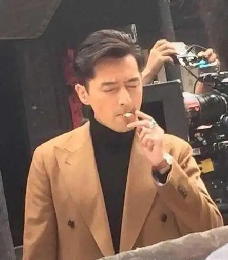娱乐圈中的明星烟民,胡歌抽烟表情最销魂,王宝强钟爱长白山香烟
