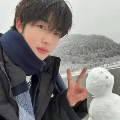很阳光又很励志的耐看男生头像2022很阳光的又很简单的男头
