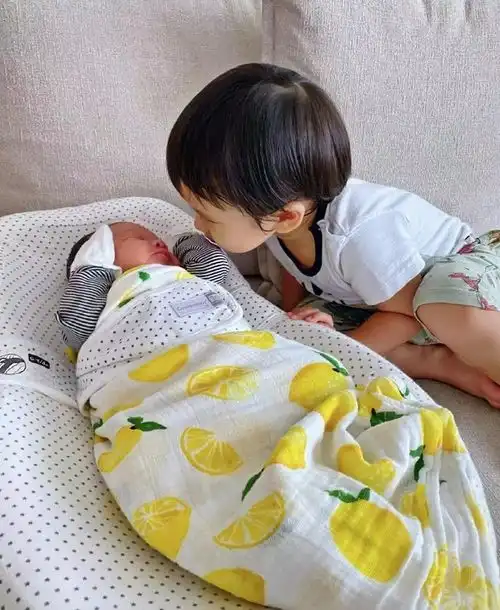 胡杏儿携仨儿子切蛋糕,为李奕霖庆2岁生日,三胎儿子表情超搞笑
