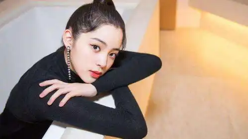 欧阳娜娜太会穿搭,两万元lv包挂大妈夹,这同款终于能种草
