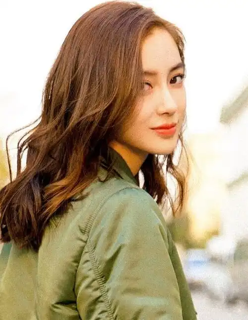 夫妻俩越来越嫩baby国潮装现身素颜吸睛,老公黄晓明穿搭更减龄
