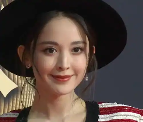 微博之夜红毯女星未修图秦岚白到发光脸略僵,周冬雨冻得颤抖说话哆嗦
