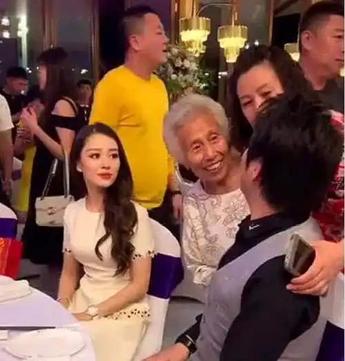 郎朗携娇妻回家乡举办婚礼答谢宴,妻子身材颜值抢镜,不输明星
